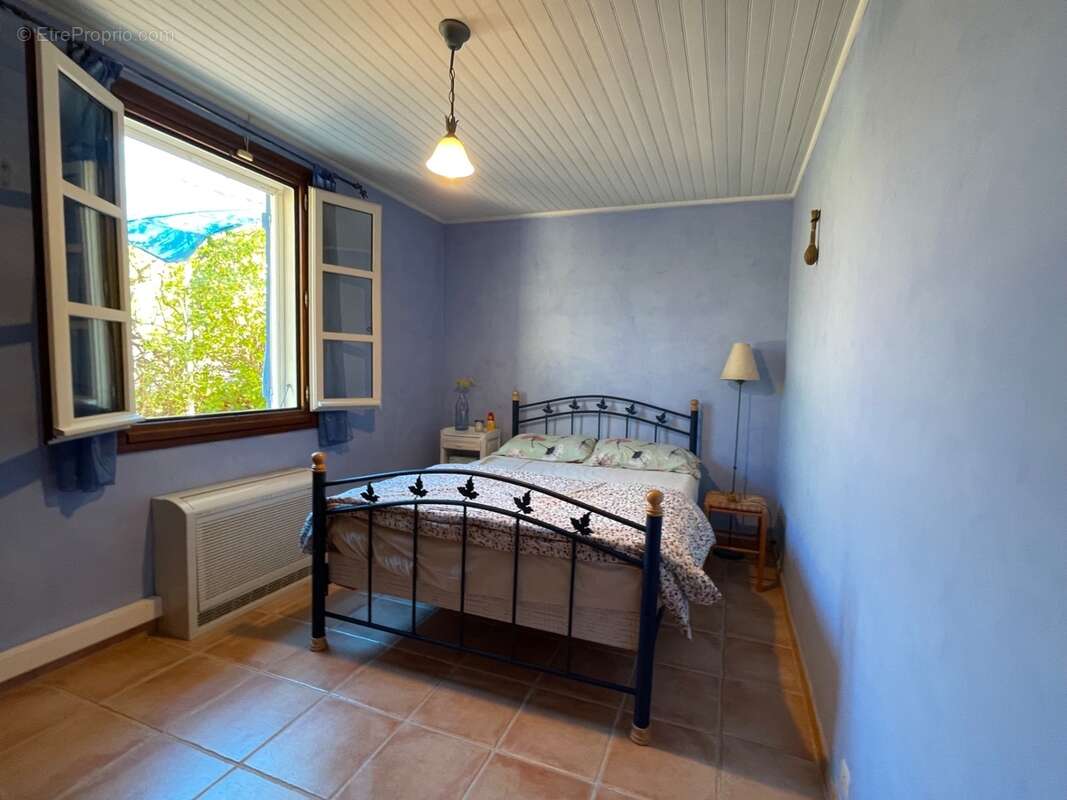 À vendre – Maison avec piscine et grand terrain arboré à Saignon (84400) - photo 15
