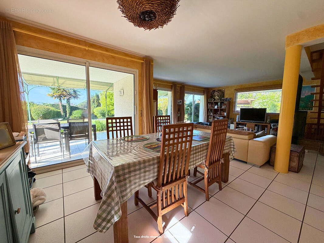 EXCLUSIVITE : Superbe villa familiale sur 2 000 m² plats avec vue sur les montagnes - photo 2