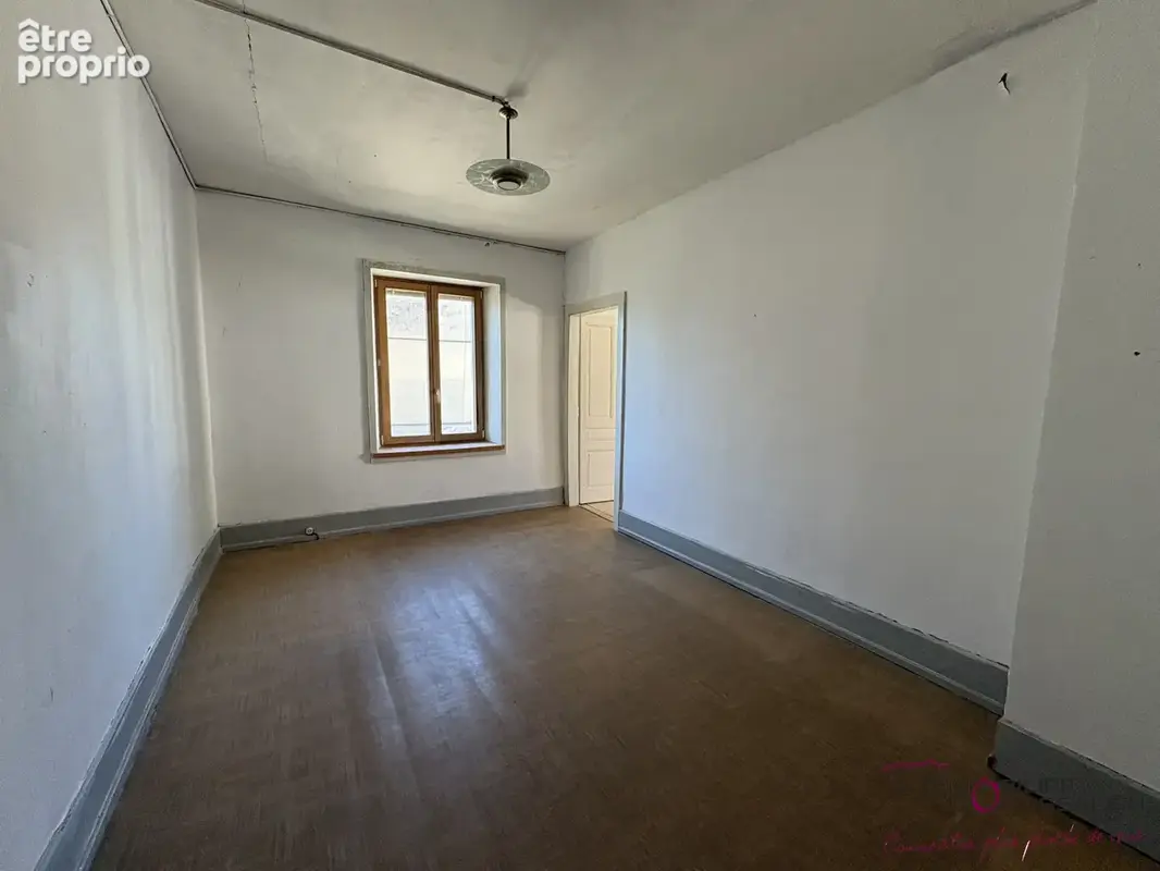 Frasne : maison individuelle offrant de beaux volumes, fort potentiel, garage - photo 11