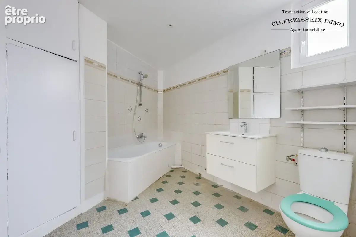 Salle de bains avec WC