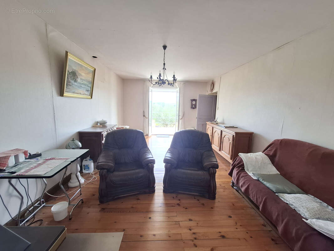 Propriété rare à Gleizé   Plus de 150 m2 habitables, dépendances, jardin et 27 000 m2 de terrains agricoles - photo 3