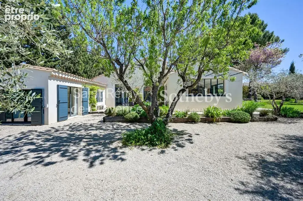 Exclusivité. Rare, Eygalières, belle maison rénovée en centre village avec jardin et piscine - photo 16
