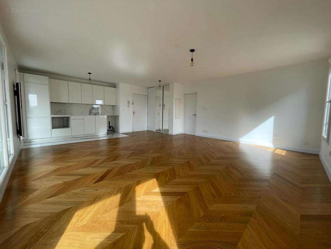 LILLE - Superbe appartement entièrement rénové 2 chambres, place de parking - photo 2