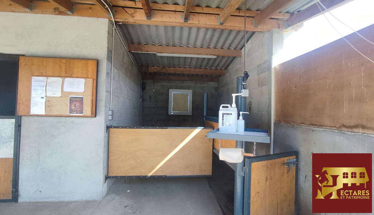 Maison à LA CHAPELLE-DE-LA-TOUR