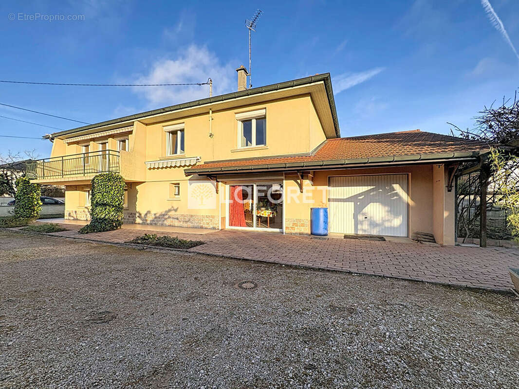 Maison à SAINT-DENIS-LES-BOURG