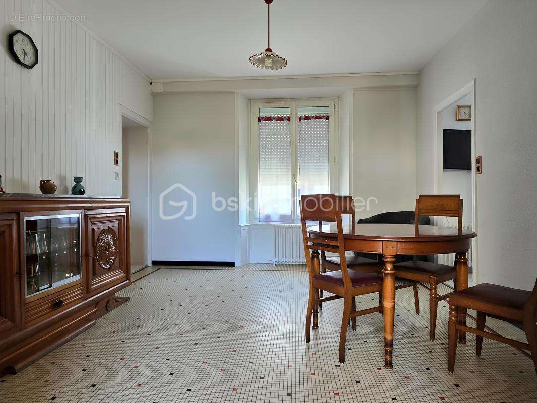 Maison familiale en pierre – beaux volumes, dépendances et parcelle urbanisable au cœur de beaurepaire - photo 6