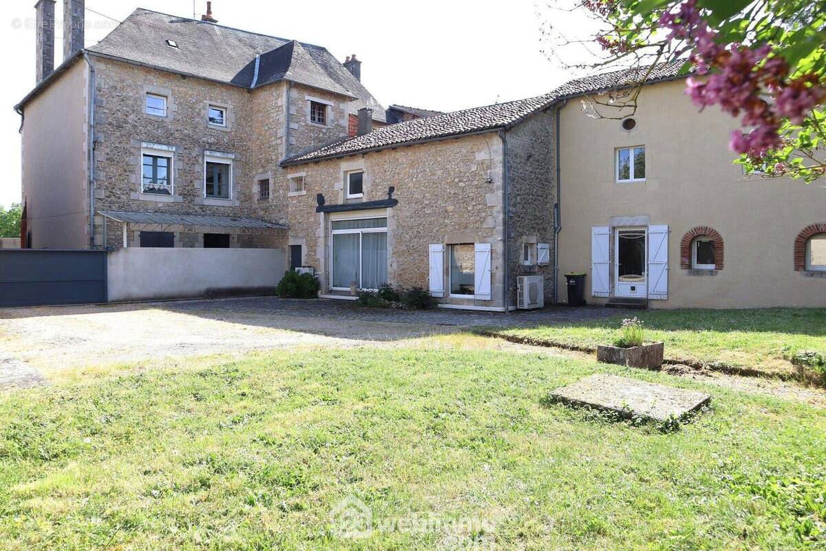 Bel ensemble immobilier de 390 m2 habitables. - Maison à LUSSAC-LES-CHATEAUX