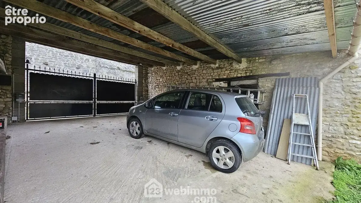 Un grand carport pour deux voitures.