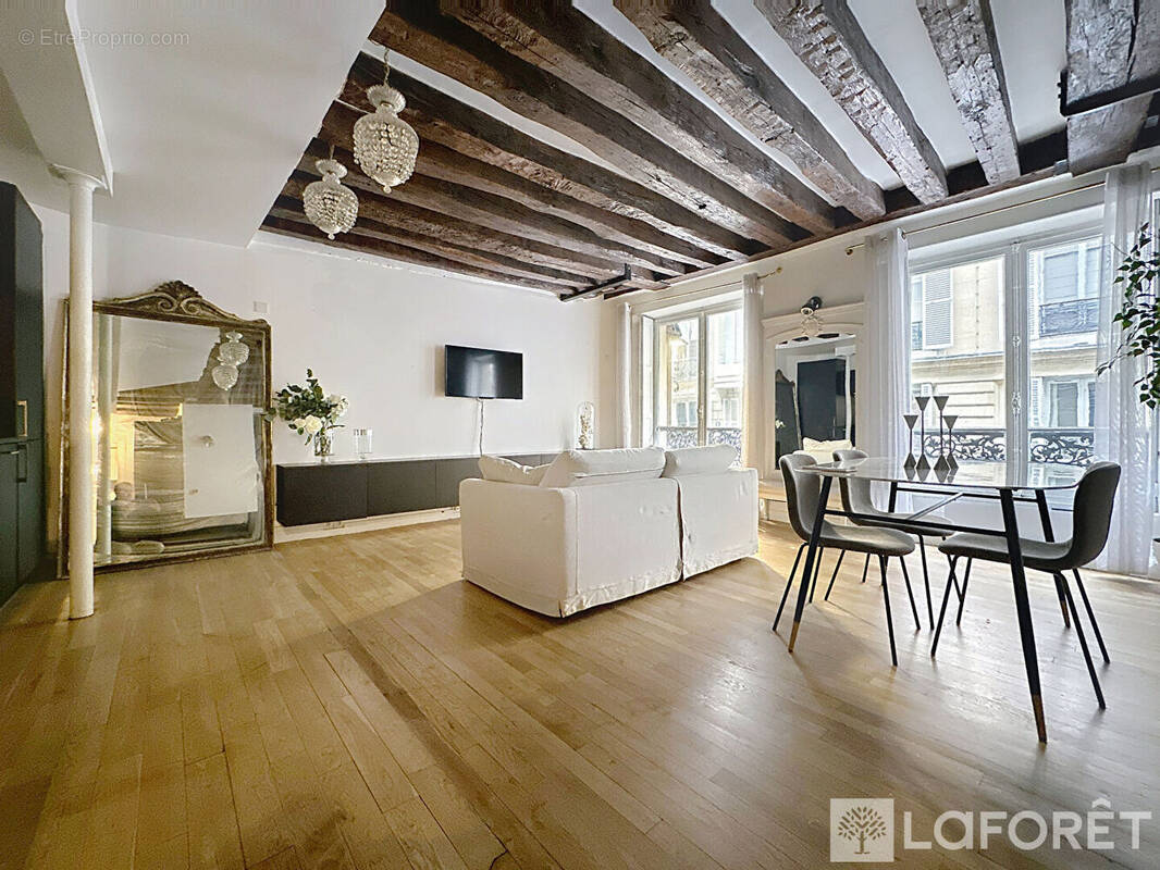 Appartement à PARIS-1E