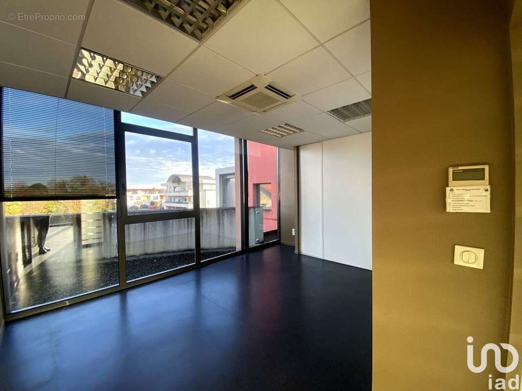 Photo 2 - Commerce à LONS