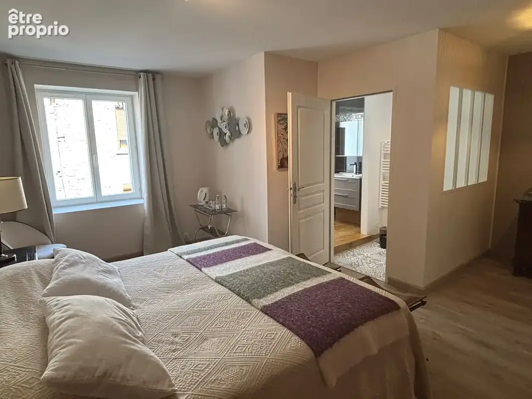 Maison de bourg rénovée de 204 m2 avec 5 chambres, 3 suites parentales, jardin clos et dépendances - photo 5