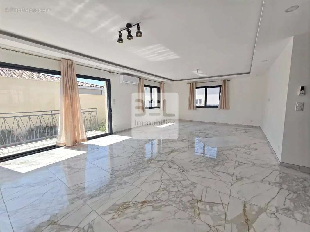 Appartement à LAUDUN-L'ARDOISE