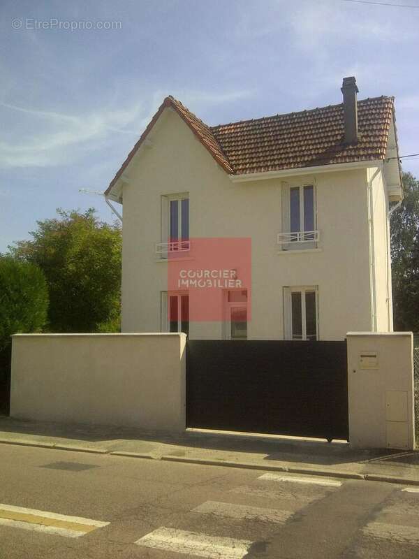 Maison à LE MESNIL-SAINT-DENIS