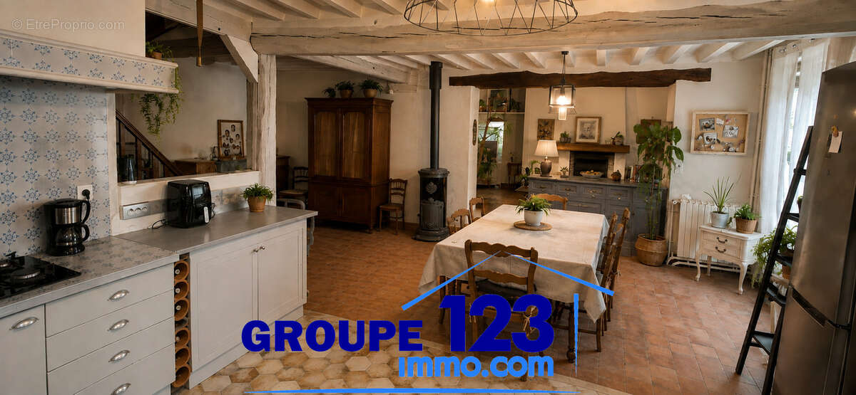 Ensemble immobilier de caractère avec deux maisons, grange et jardin. - photo 3