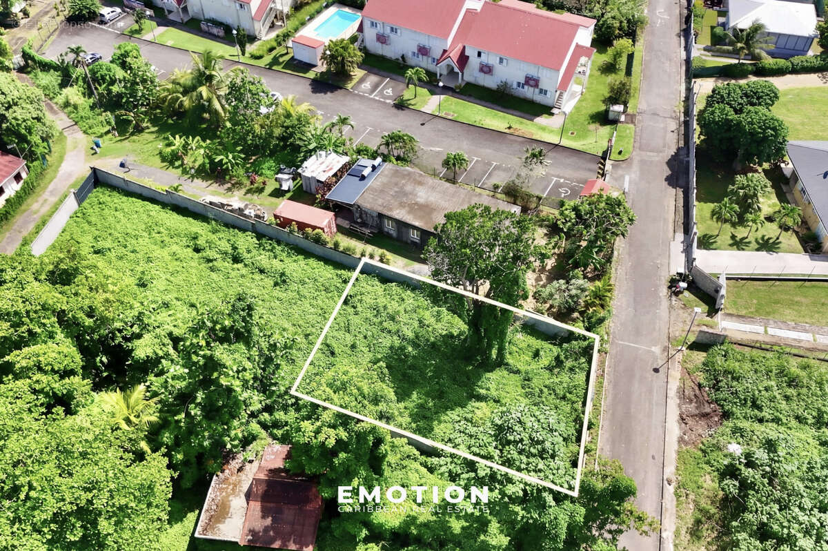 Terrain à PETIT-BOURG