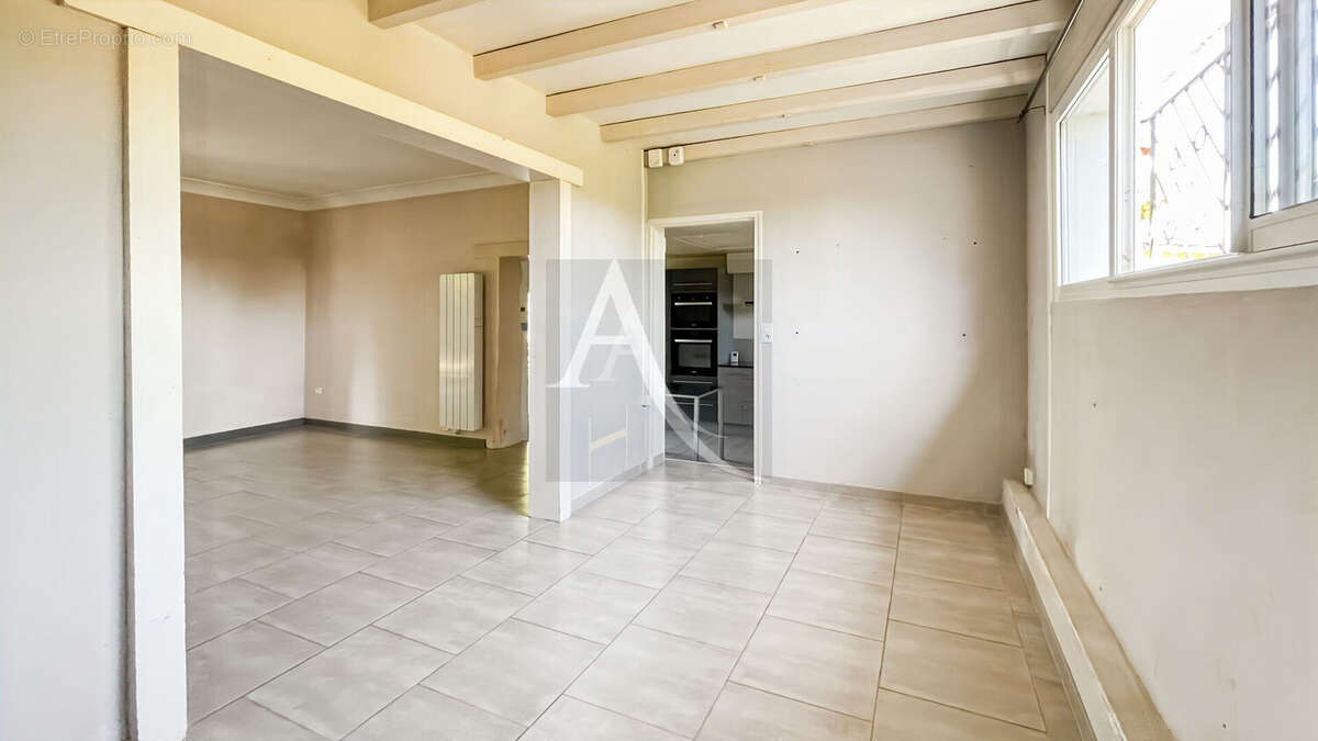 Maison avec dépendances, piscine et terrain plat - 3 chambres - 1 bureau - photo 9