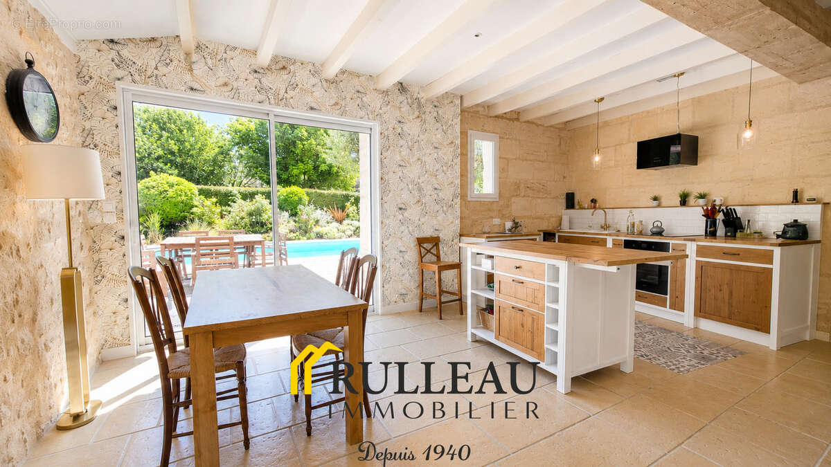 Maison en pierre rénovée avec piscine, dépendances et vue sur les vignes 33710 - photo 5