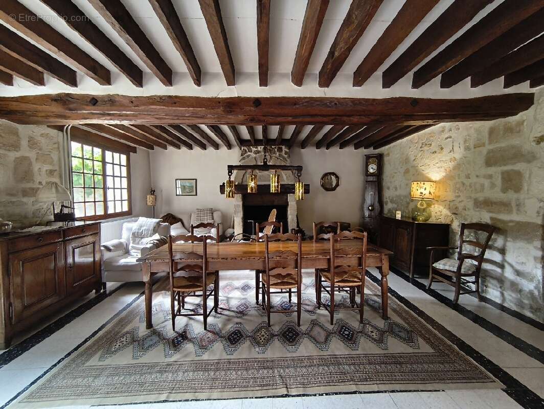 Maison à VALLANGOUJARD