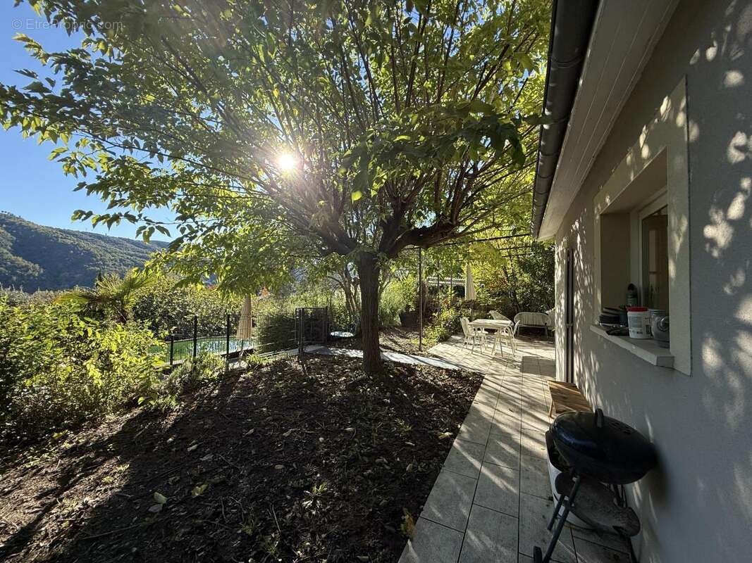 Maison à SAINT-LAURENT-DU-PAPE