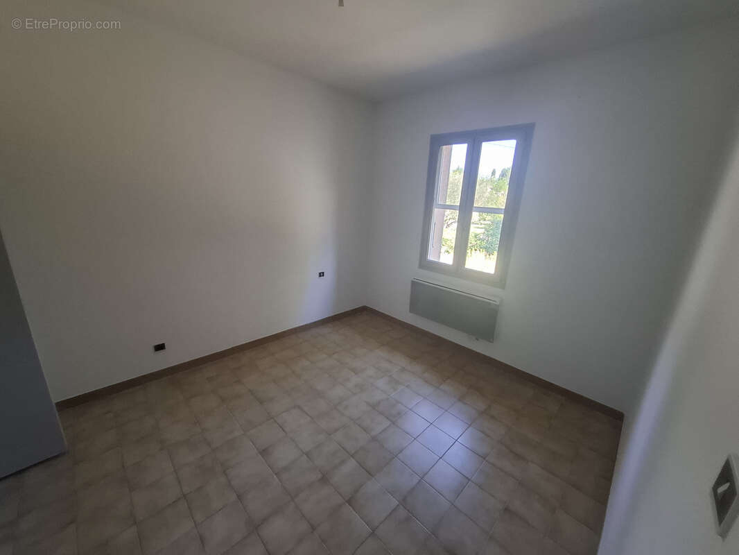 Maison de plain-pied avec cour et parking - photo 9