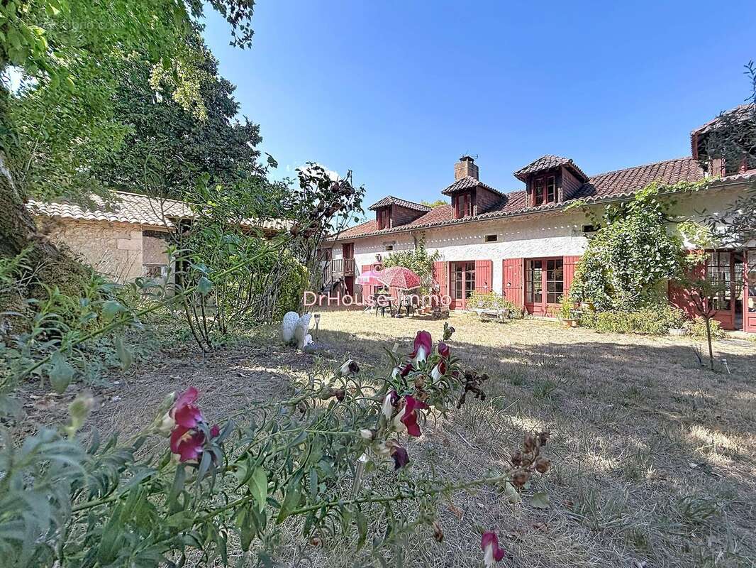 Maison 500 m² à Neuvic  - photo 6