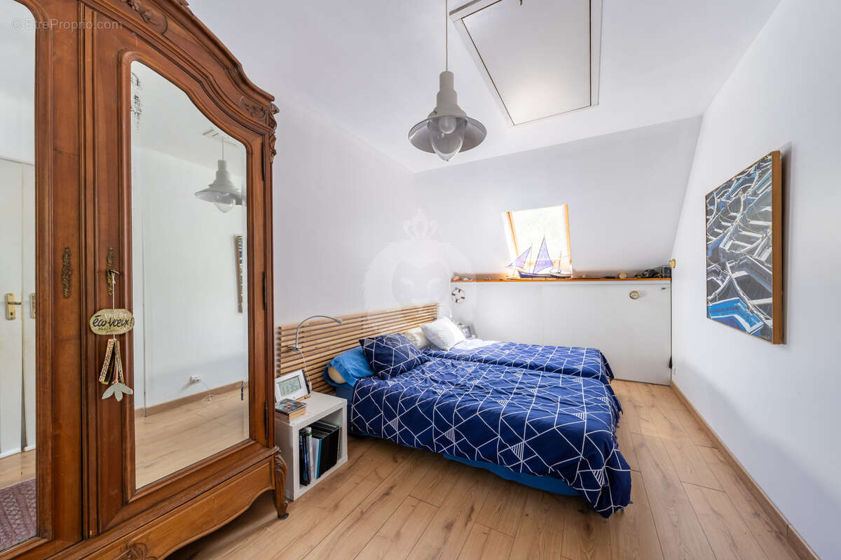Maison familiale de 212 m2   5 chambres, dépendance, jardin arboré et gare de Melun à proximité - photo 14
