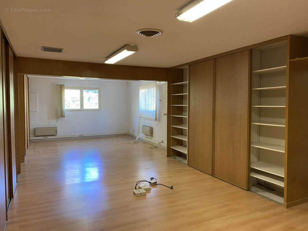 Commerce à ROQUEBRUNE-SUR-ARGENS