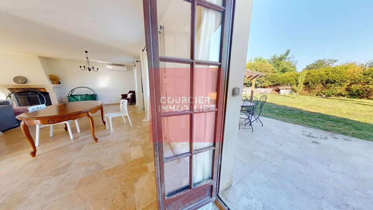 Maison à LE MESNIL-SAINT-DENIS