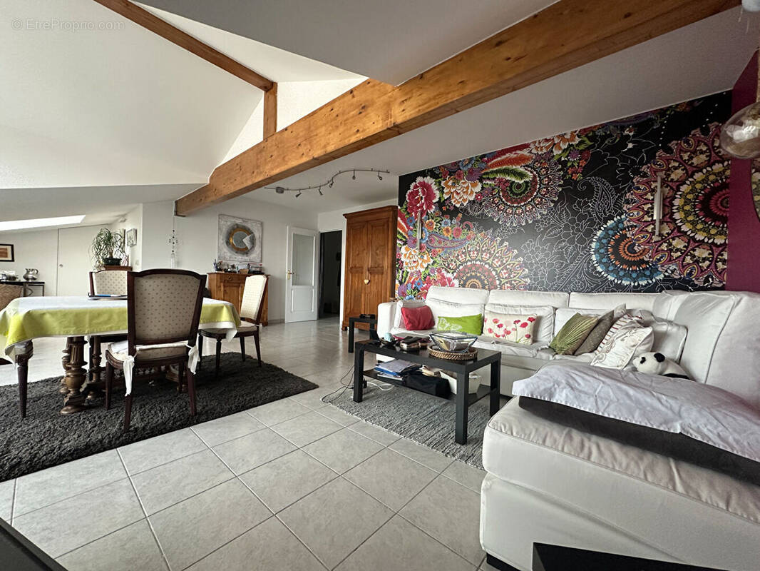 Appartement à GREZIEU-LA-VARENNE