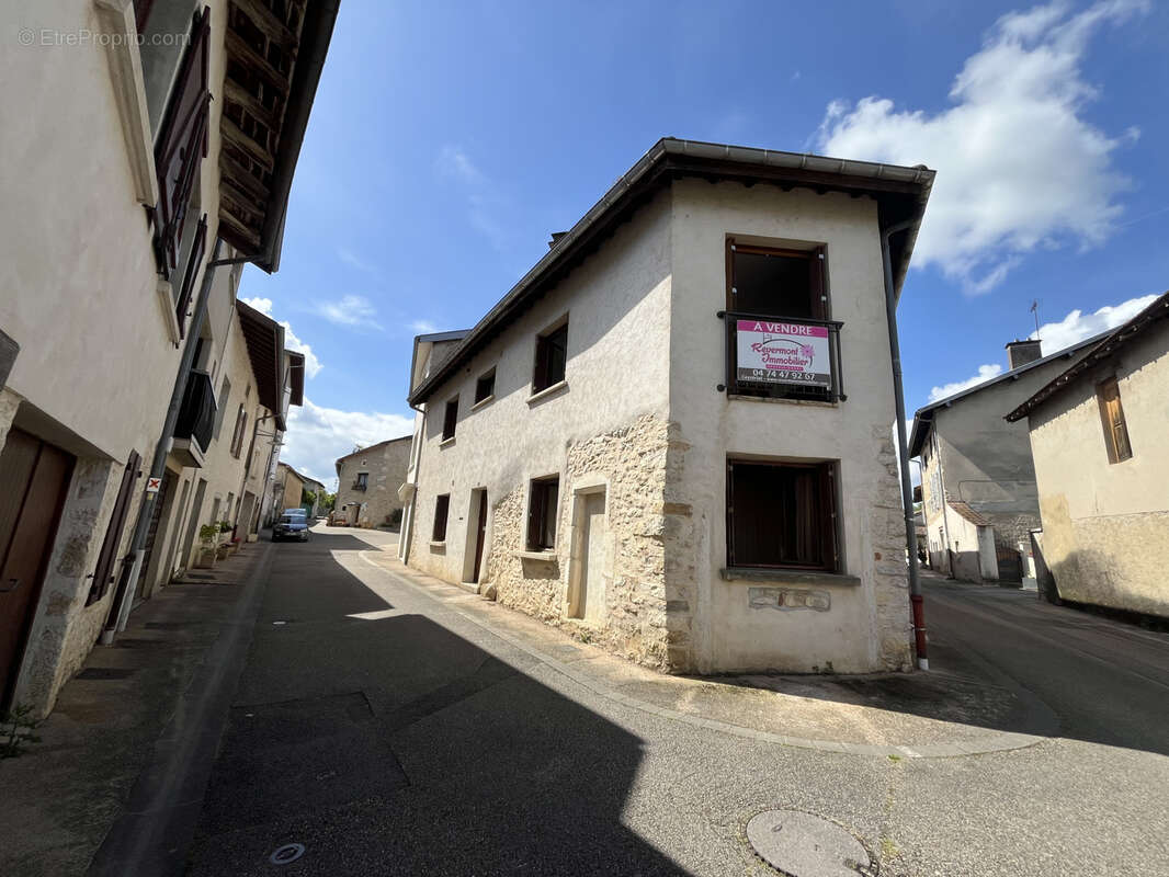 Maison à CEYZERIAT