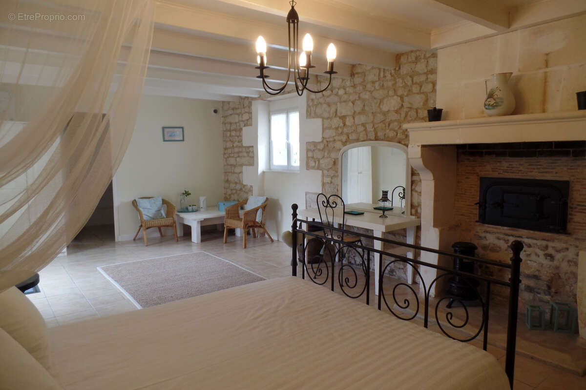 Maison à SAINT-JEAN-D'ANGELY