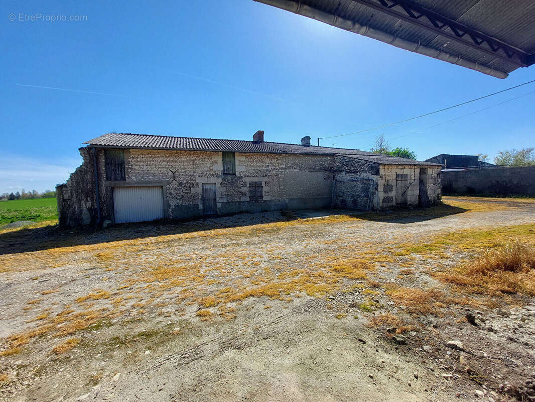 Maison à SAIRES