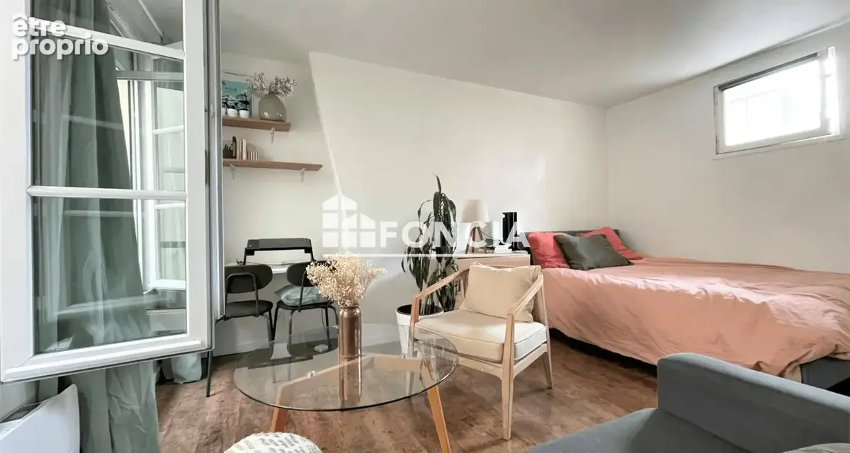 Paris iii - rue de bretagne  – studio traversant avec charme de l'ancien - photo 2