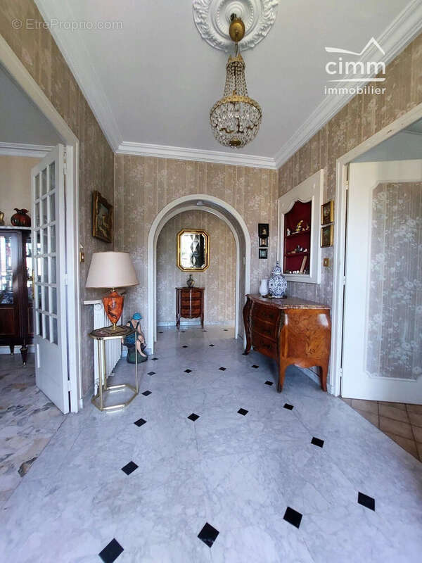 Maison 284 m² à La Buisse  - photo 5