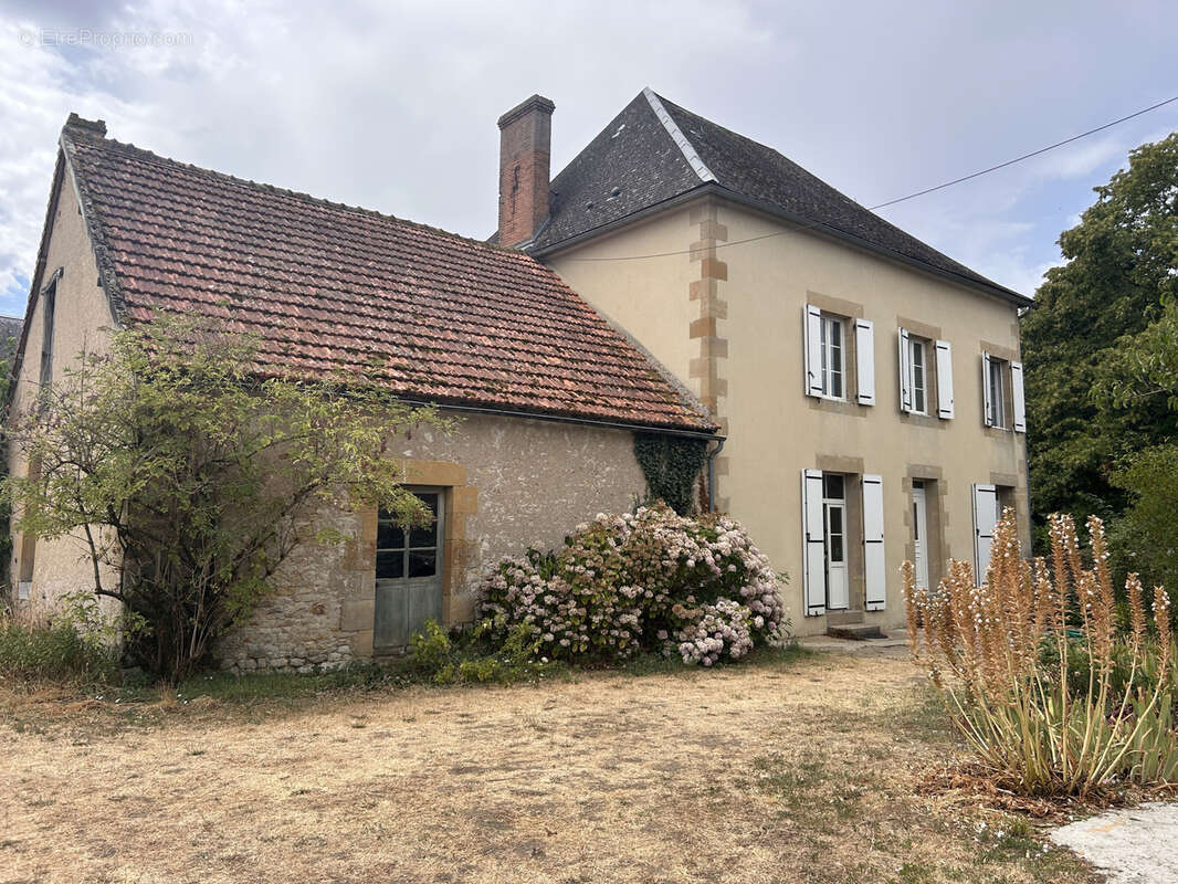 A VENDRE - Maison 5 pièces avec jardin et dépendances à Prissac - photo 2
