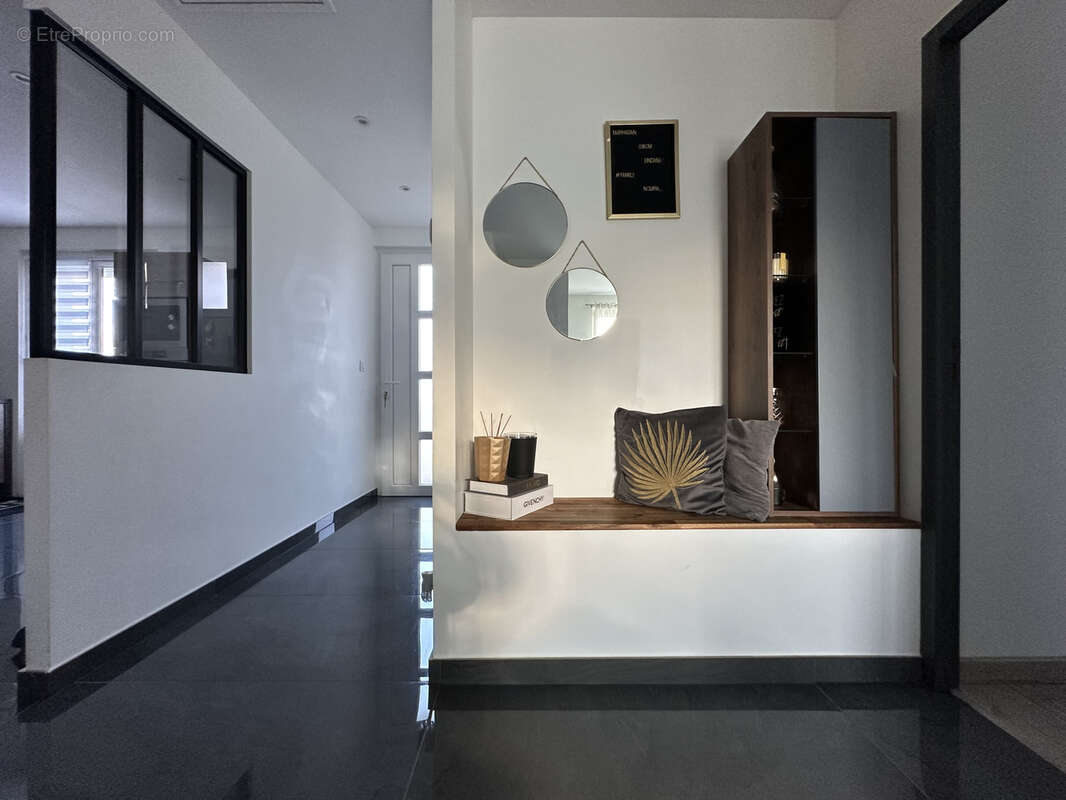 Maison à LE CHAMBON-FEUGEROLLES