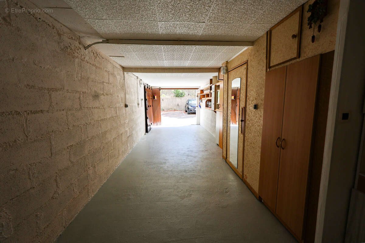 Moulin a vent : garage de 26 m2 avec électricité, idéal stockage / artisan - photo 2
