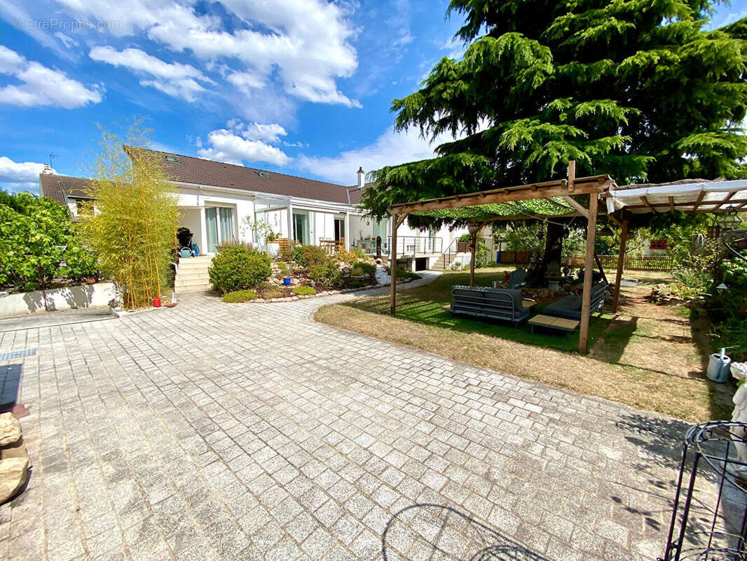 Maison plain-pied 4 chambres, 757 m² de terrain, 12 mins gare ! - photo 2