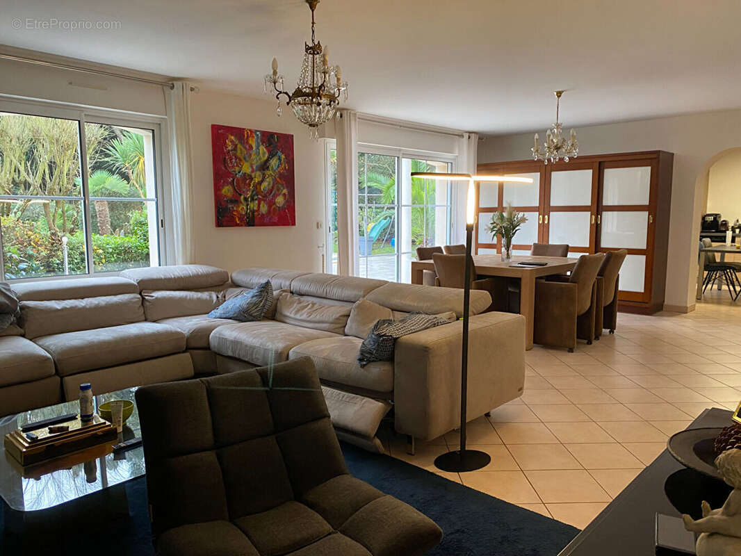 Villa de 180 m² sur une parcelle de 2400 m² avec piscine chauffée et accès direct sur le golf. - photo 7