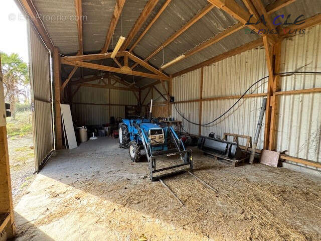 Parking à SAINT-LAURS