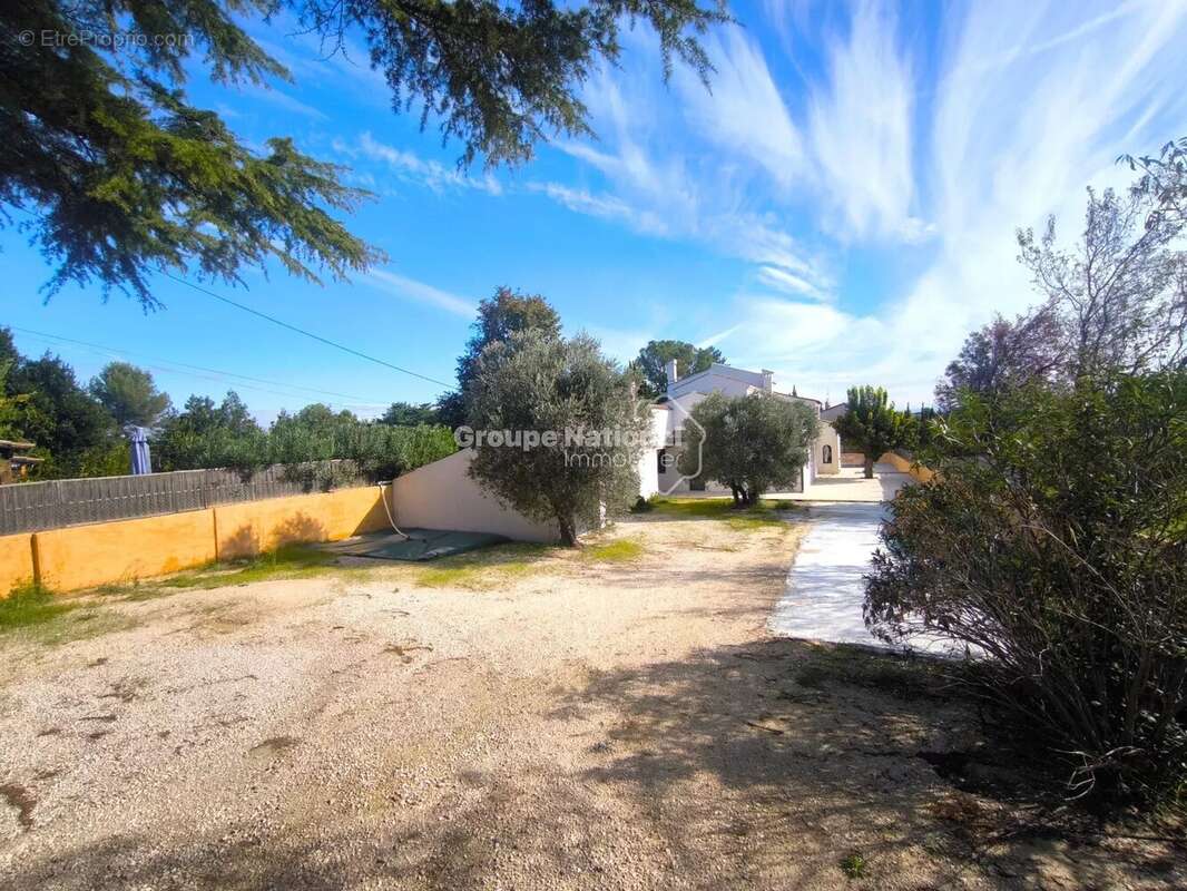 Maison à ENTRAIGUES-SUR-LA-SORGUE