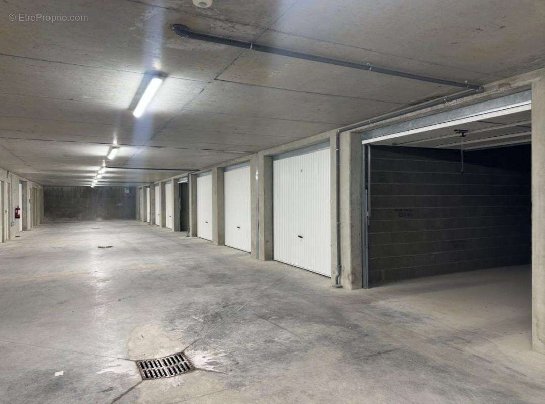 Parking à SAINT-CHAFFREY