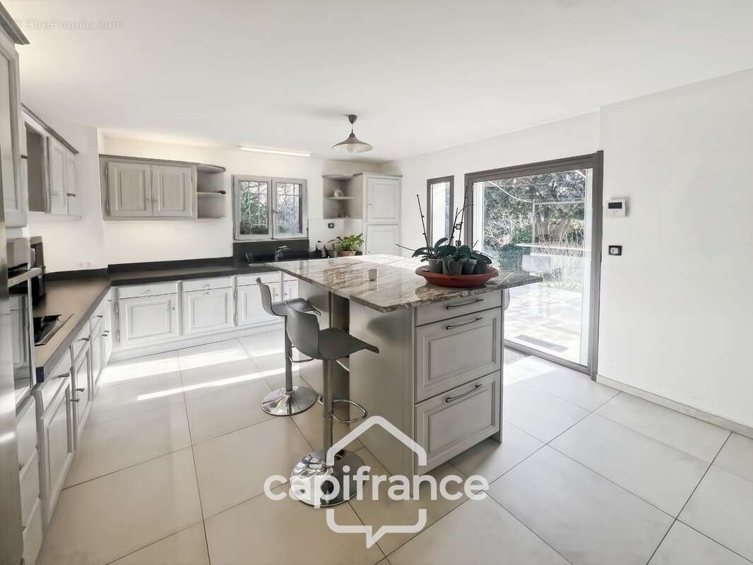 LES TAILLADES, maison individuelle de plain pied  de 210 m2, en campagne,  4 chambres, sur un terrain de 2900 m2 environ, piscin - photo 16