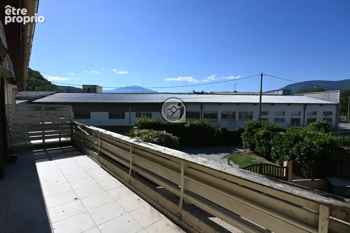 Gières - Appartement traversant T3 rénové avec terrasse et jardin - photo 5