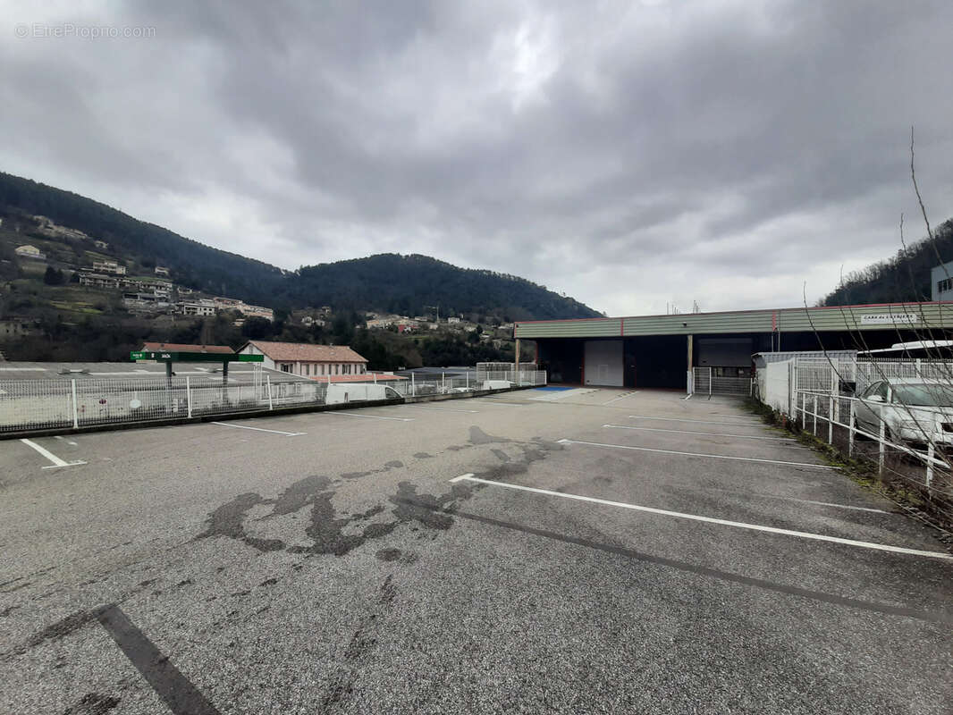 Commerce à SAINT-SAUVEUR-DE-MONTAGUT