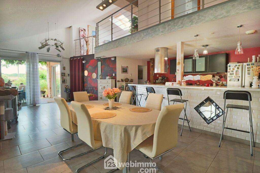 Ici en vue inversée, un beau volume : - Maison à MARIGNY-CHEMEREAU