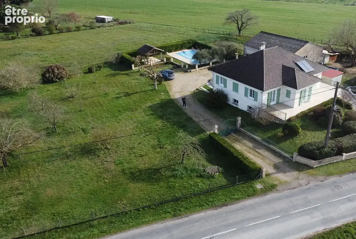 Maison de 208.4 m2, avec piscine et hangar - photo 2