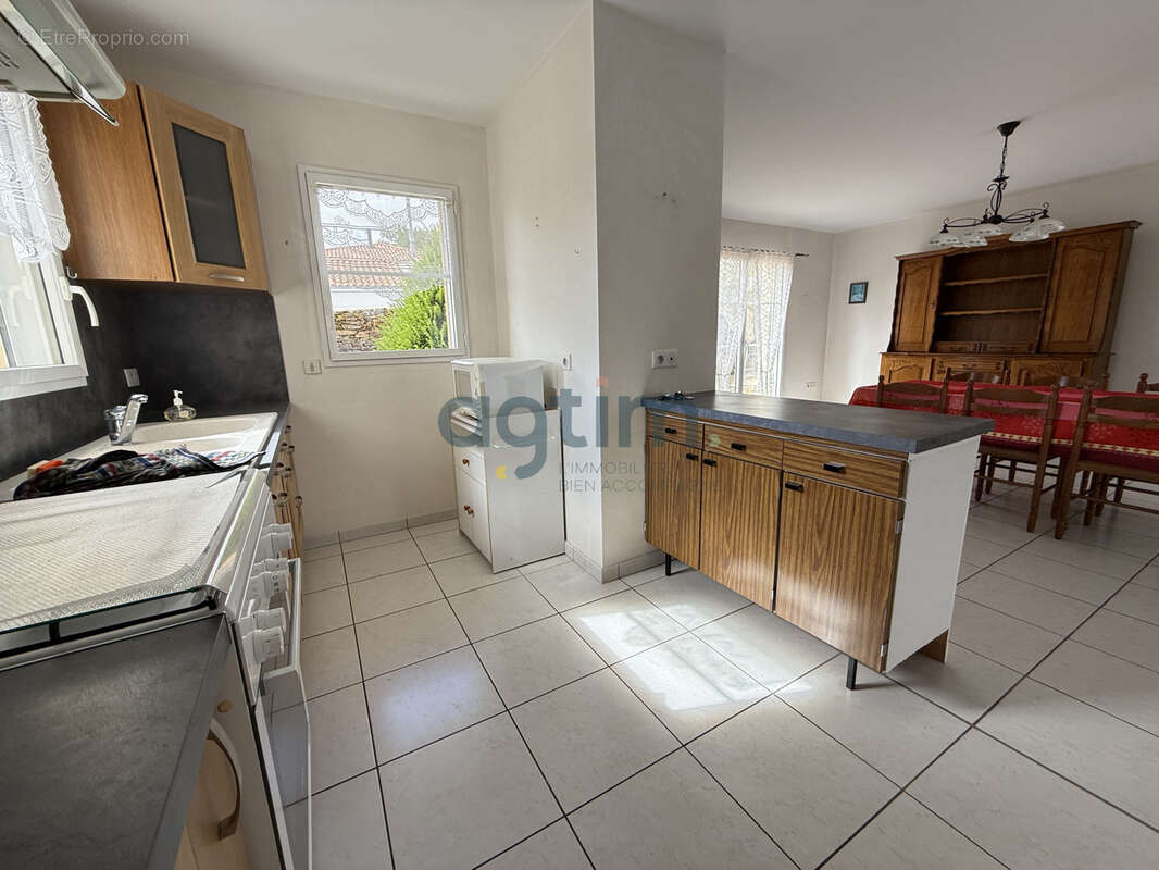 MONTAIGU, Centre, en lotissement: Maison de plain pied, 93m2 habitables, 2 chambres, garage, terrain clos - photo 13
