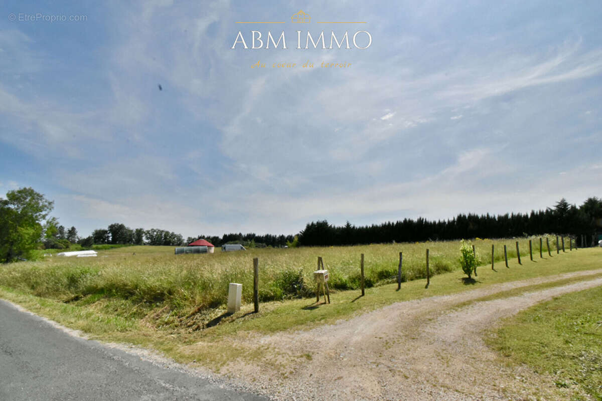 Terrain à SAINT-JULIEN-DE-CREMPSE