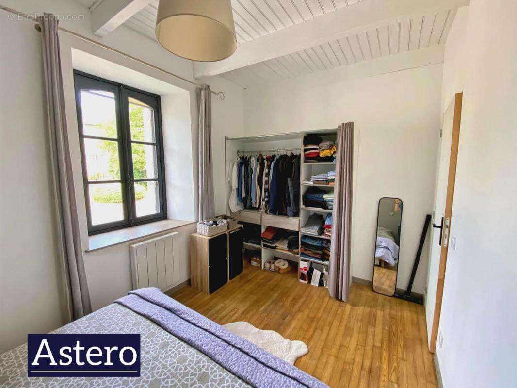 Maison familiale avec chambre au rez-de-chaussée, terrain constructible de 2 240 m² et dépendances - photo 6